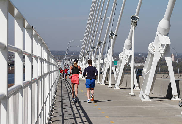 coureurs sur le pont arthur ravenel à charleston - arthur ravenel photos et images de collection