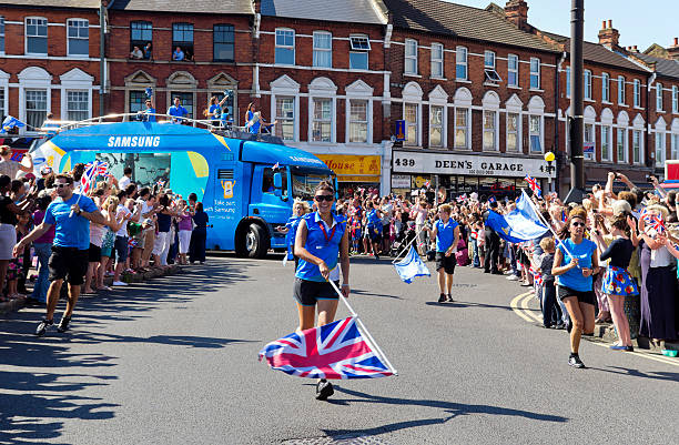 olympic torch relay-samsung jubeln-leader - olympic torch stock-fotos und bilder