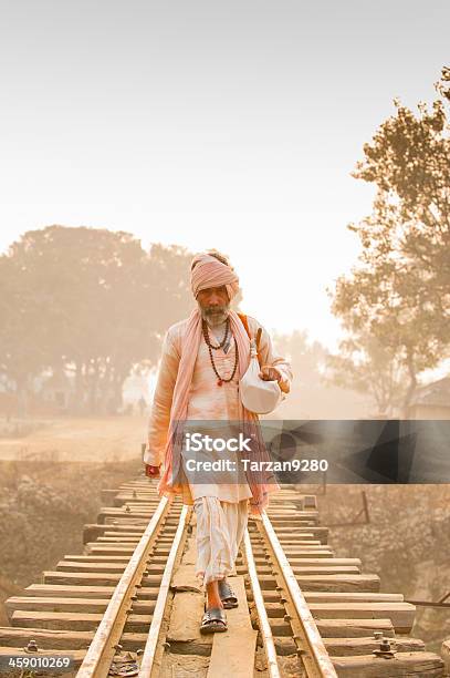 僧侶への鉄道での朝の霧 - インドのストックフォトや画像を多数ご用意 - インド, 線路, インド人