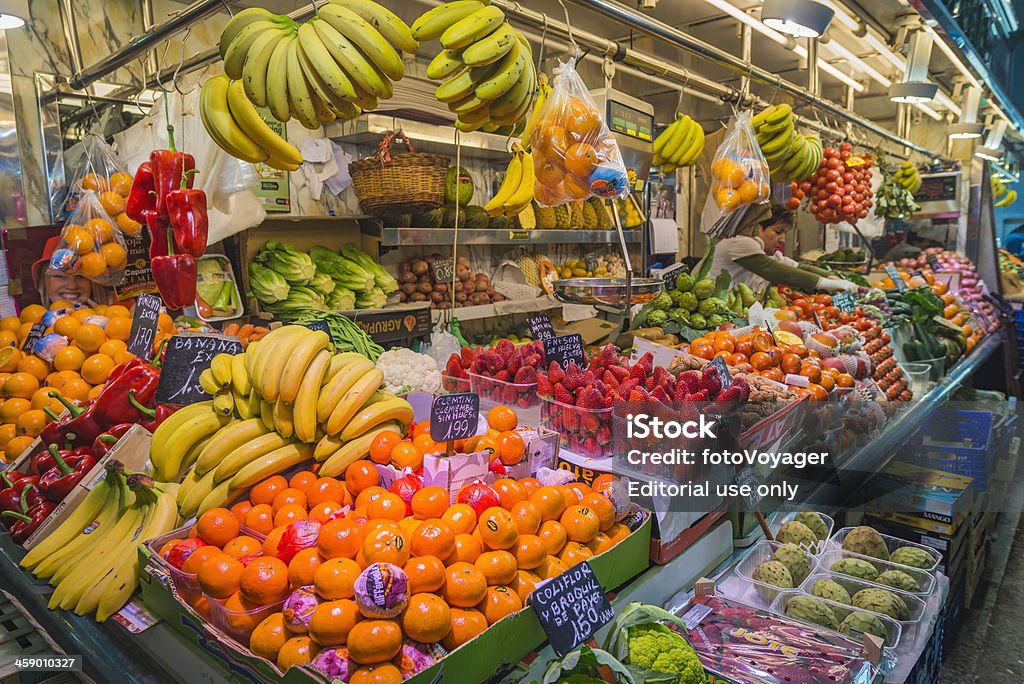 Saludable de frutas y verduras frescas mercado de La Boquería Barcelona, España - Foto de stock de Comunidad libre de derechos