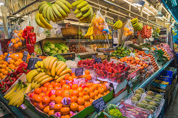 新鮮なフルーツや野菜は、ヘルシーな「ラボケリア市場バルセロナスペイン - market stall spain fruit trading ストックフォトと画像