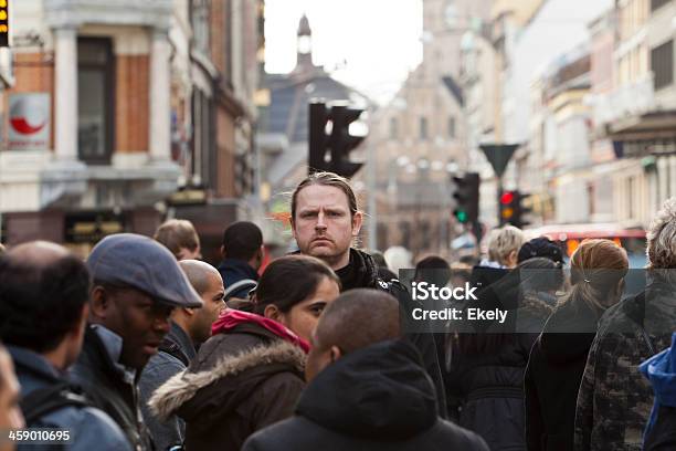 Persone In Una Fermata Dellautobus - Fotografie stock e altre immagini di Gruppo multietnico - Gruppo multietnico, Ora di punta, Oslo