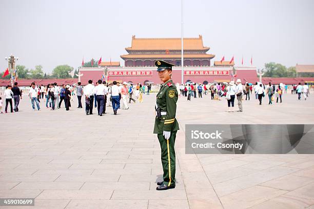 Giovane Soldato Cinese Ritratto - Fotografie stock e altre immagini di Persone - Persone, Piazza Tiananmen, Adulto