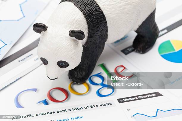 Google Panda Y Penguin Foto de stock y más banco de imágenes de Analizar - Analizar, Google - Marca comercial, Actualización - Comunicación