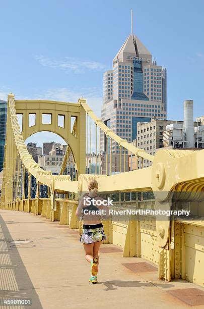 Horizonte De Pittsburgh - Fotografias de stock e mais imagens de Correr - Correr, Pittsburgh, Adulto