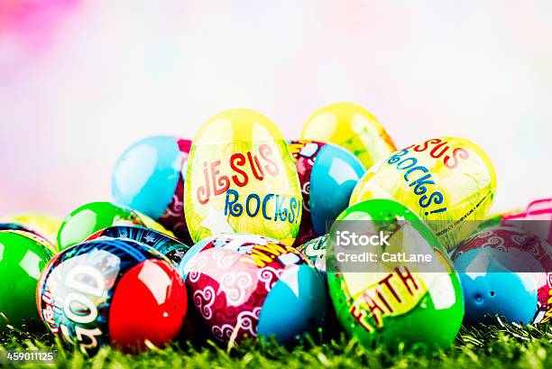 Ovos De Páscoa Jesus Rocks - Fotografias de stock e mais imagens de Caça ao Ovo da Páscoa - Caça ao Ovo da Páscoa, Claro, Colorido
