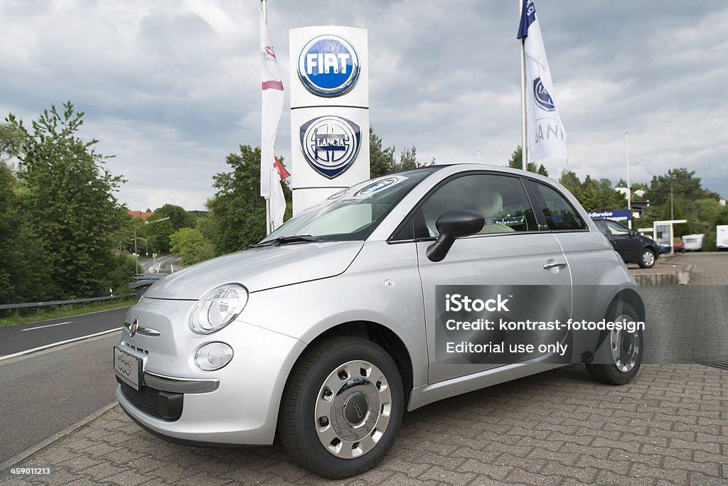 Fiat 500 (Cinquecento) außerhalb eines Autohandlung - Lizenzfrei Auto Stock-Foto