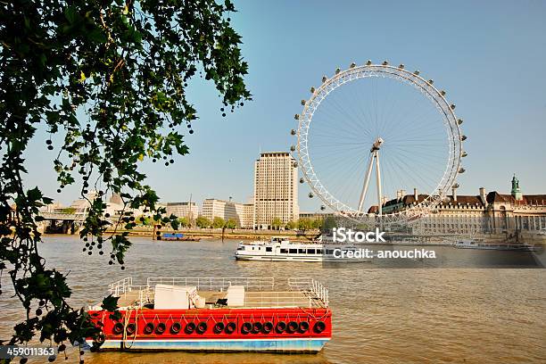 Barcos De Cruzeiro No Rio Tamisa E Londres Olho - Fotografias de stock e mais imagens de Londres - Inglaterra - Londres - Inglaterra, Roda, Ao Ar Livre