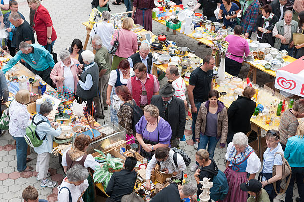 деревенский блошиный рынок на благотворительность, grundlsee, австрия - bad aussee стоковые фото и изображения