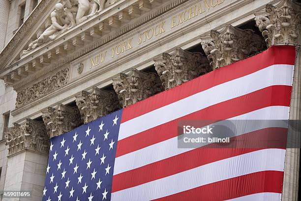 New York Stock Exchange Budynek Z Zewnątrz - zdjęcia stockowe i więcej obrazów Amerykańska flaga - Amerykańska flaga, Bez ludzi, Bezpośrednio poniżej