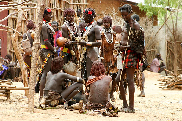 hamer tribe personen im market in turmi - hamer woman stock-fotos und bilder