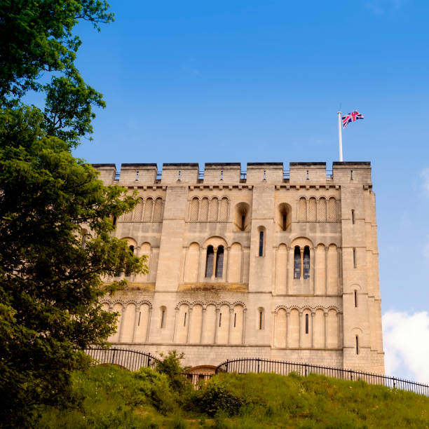 norwich castelo na primavera nos eua - castle famous place low angle view england - fotografias e filmes do acervo