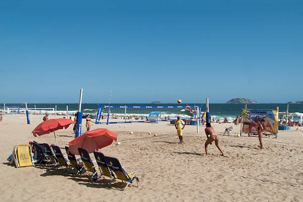 beach volley lesson in ipanema - pele brazil 個照片及圖片檔