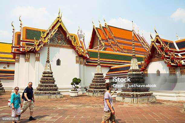 Andar Em Wat Pho - Fotografias de stock e mais imagens de Adulto - Adulto, Arquitetura, Banguecoque