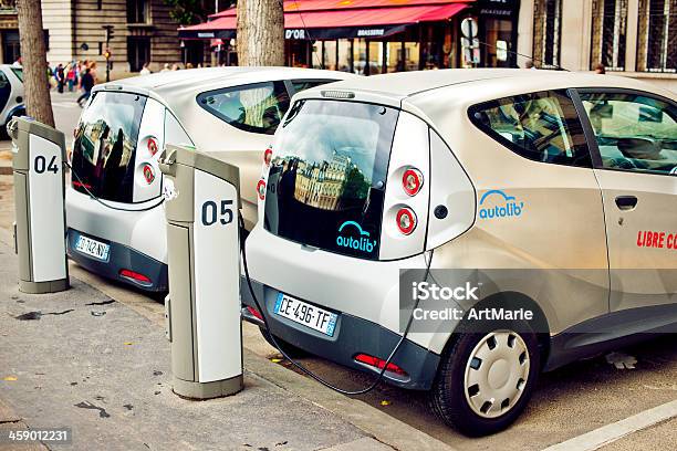 Due Auto Elettriche A Parigi - Fotografie stock e altre immagini di Automobile elettrica - Automobile elettrica, Caricare - Attività, Città