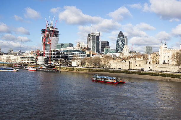 ロンドンの街、イングランド、英国 - crane skyline uk tower of london ストックフォトと画像
