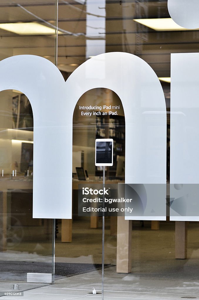 Apple Store janela com iPad Mini - Foto de stock de Adulação royalty-free