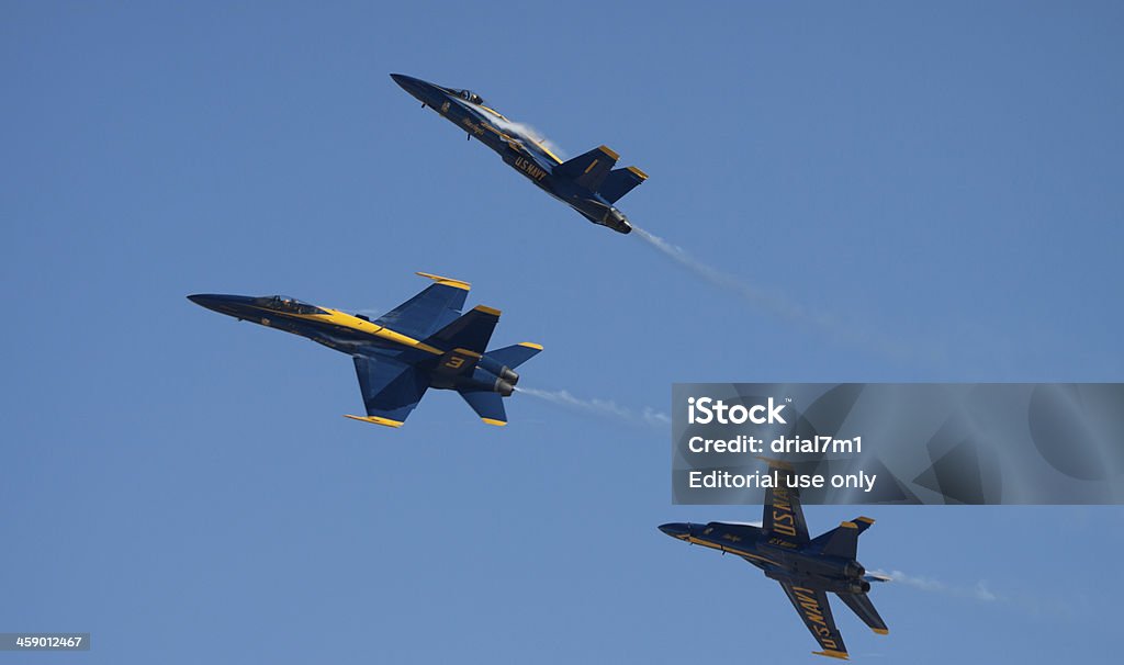Volando en formación - Foto de stock de Amarillo - Color libre de derechos