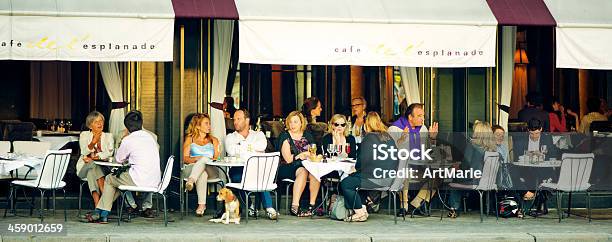 Café In Paris Stockfoto und mehr Bilder von Anzahl von Menschen - Anzahl von Menschen, Café, Editorial