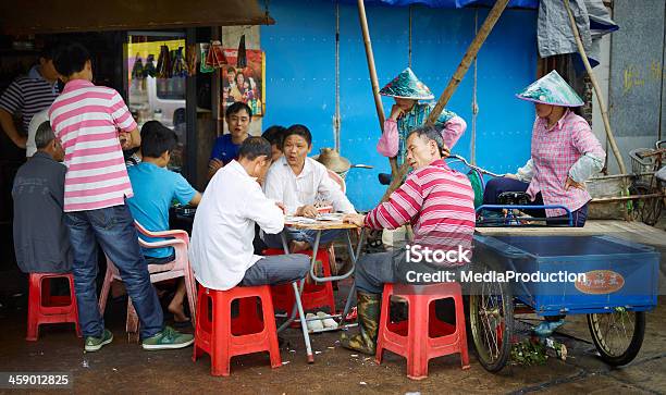 Chinesische Personen Eine Pause Stockfoto und mehr Bilder von Arbeitslosigkeit - Arbeitslosigkeit, Asiatische Kultur, Asiatischer Strohhut