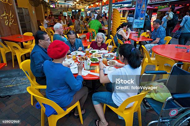 Photo libre de droit de Singapour Famille Manger Le Dîner Dans Le Quartier De Chinatown banque d'images et plus d'images libres de droit de Famille