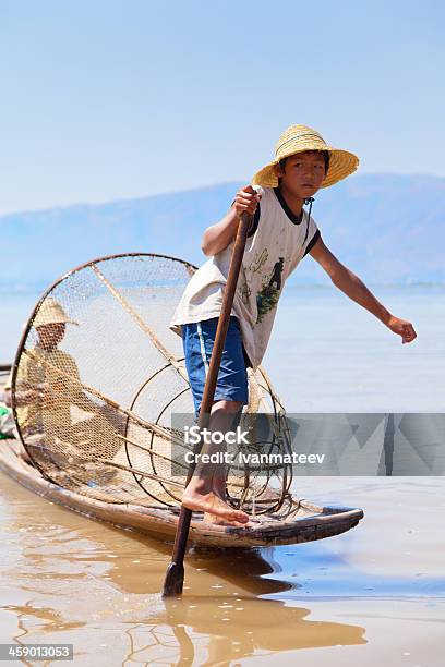 Pescatore Intha Lago Inle Myanmar - Fotografie stock e altre immagini di Acqua - Acqua, Adulto, Ambientazione esterna