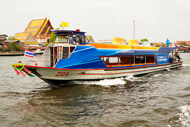tour in barca sul fiume chao praya - bangkok thailand asia water taxi foto e immagini stock
