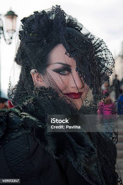 Atractiva Mujer Negra Velo 2013 Carnaval De Venecia Italia Foto de stock y más banco de imágenes de 2013