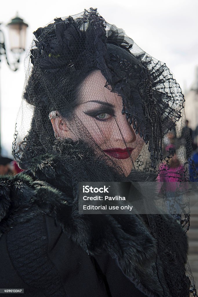 Belle femme en voile Noir 2013 Carnaval de Venise en Italie - Photo de 2013 libre de droits