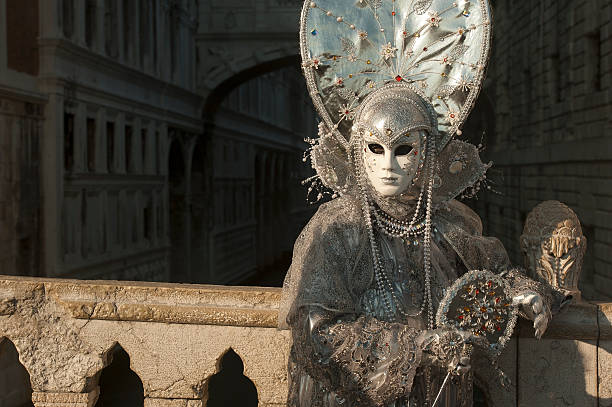 венецианский карнавал, 2013 г. - venice italy editorial mardi gras performer стоковые фото и изображения