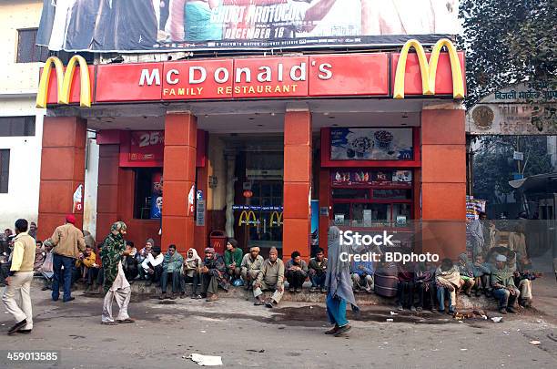Nueva Delhi Street Vida Foto de stock y más banco de imágenes de India - India, McDonald's, Restaurante