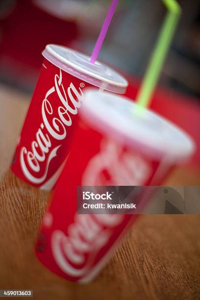 두 Coca Cola 컵 테이블 0명에 대한 스톡 사진 및 기타 이미지 - 0명, Brand Name, 건강에 좋지 않은 음식