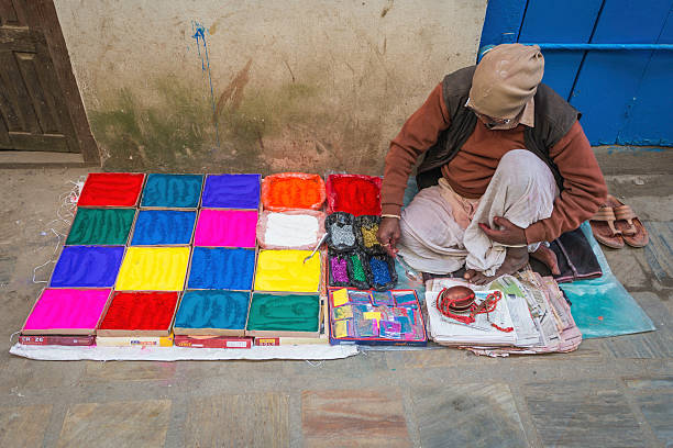 kathmandu uomo vendita vivace vernice polvere con pigmenti nepal - thirld world foto e immagini stock