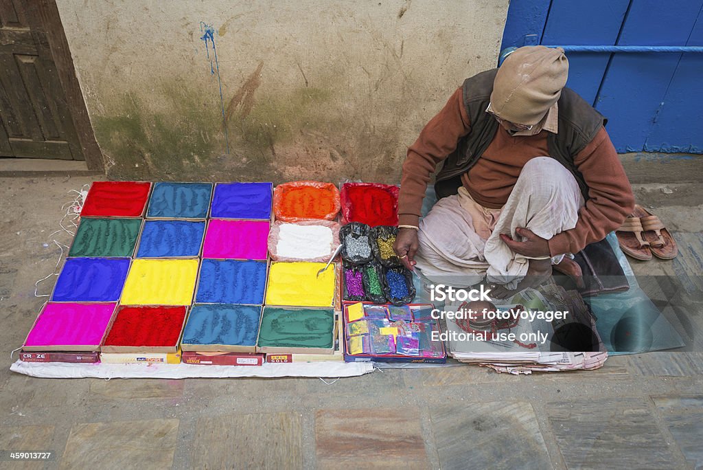 Kathmandu homem venda vibrante tinta estampa pigmentada em pó Nepal - Foto de stock de Nepal royalty-free