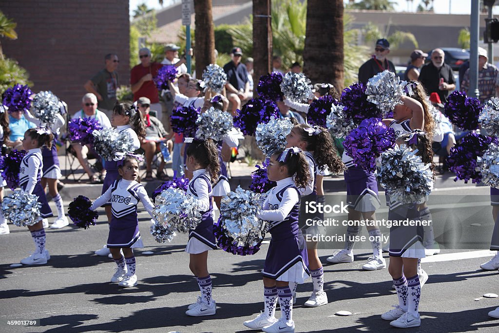 Urocza dzieci uczestniczące w Palm Springs Pride Parade - Zbiór zdjęć royalty-free (Cheerleaderka)