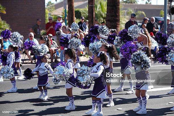 Urocza Dzieci Uczestniczące W Palm Springs Pride Parade - zdjęcia stockowe i więcej obrazów Cheerleaderka