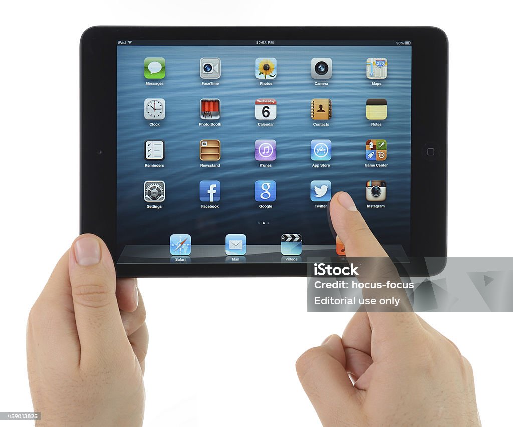 Hombre manos sosteniendo y touching iPad Mini - Foto de stock de Adulto libre de derechos