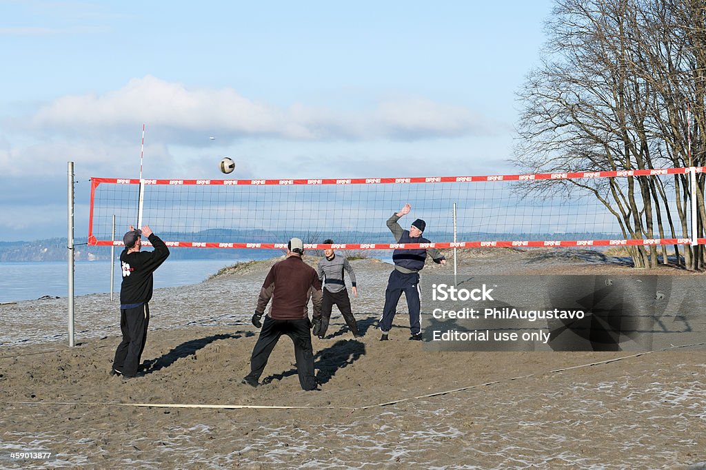 Homens jogando vôlei na praia de inverno - Foto de stock de Adulto royalty-free