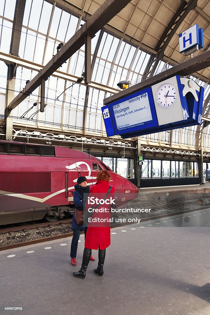 Los pasajeros esperando el tren en la Estación Central de Ámsterdam - Foto de stock de Adolescente libre de derechos