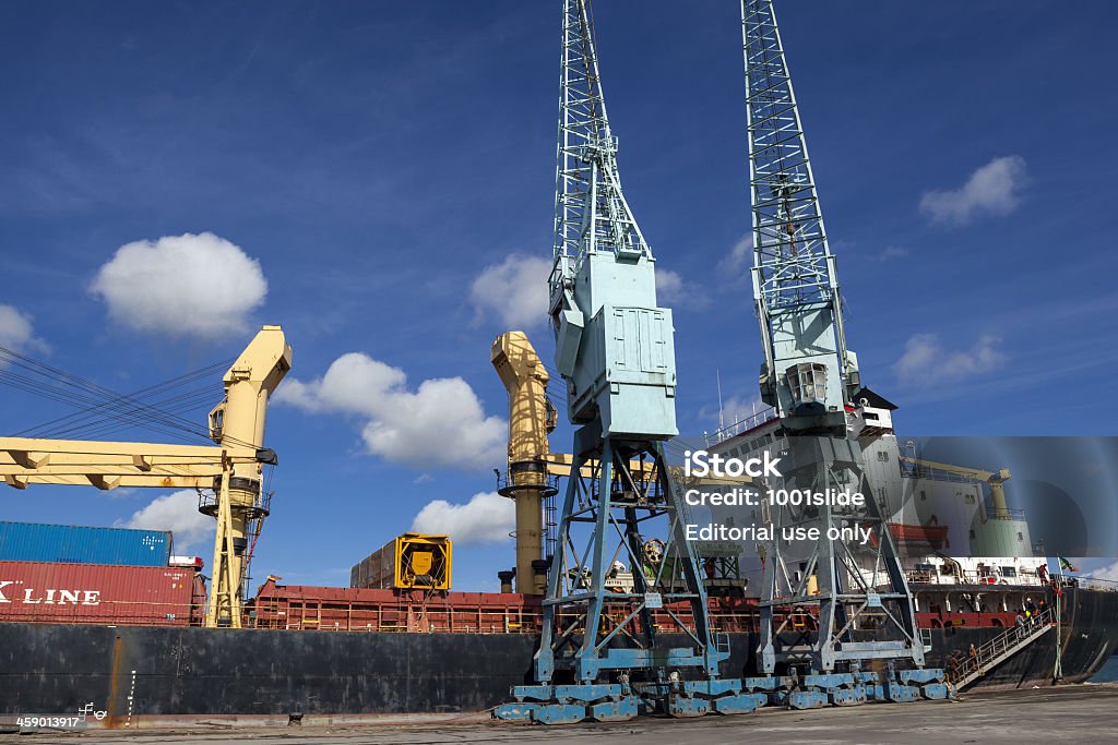 Antiguo barco de carga por Mombasa puerto de Kenia - Foto de stock de Agua libre de derechos