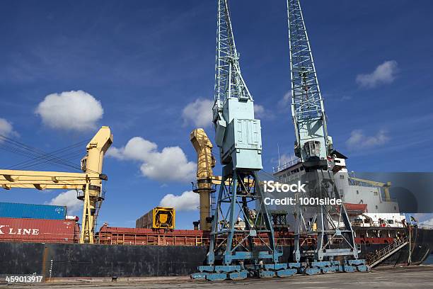 Vecchia Nave Cargo A Mombasa In Kenia Porta - Fotografie stock e altre immagini di Acqua - Acqua, Affari internazionali, Africa