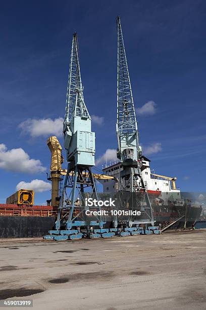 Vecchia Nave Cargo A Mombasa In Kenia Porta - Fotografie stock e altre immagini di Acqua - Acqua, Affari internazionali, Africa