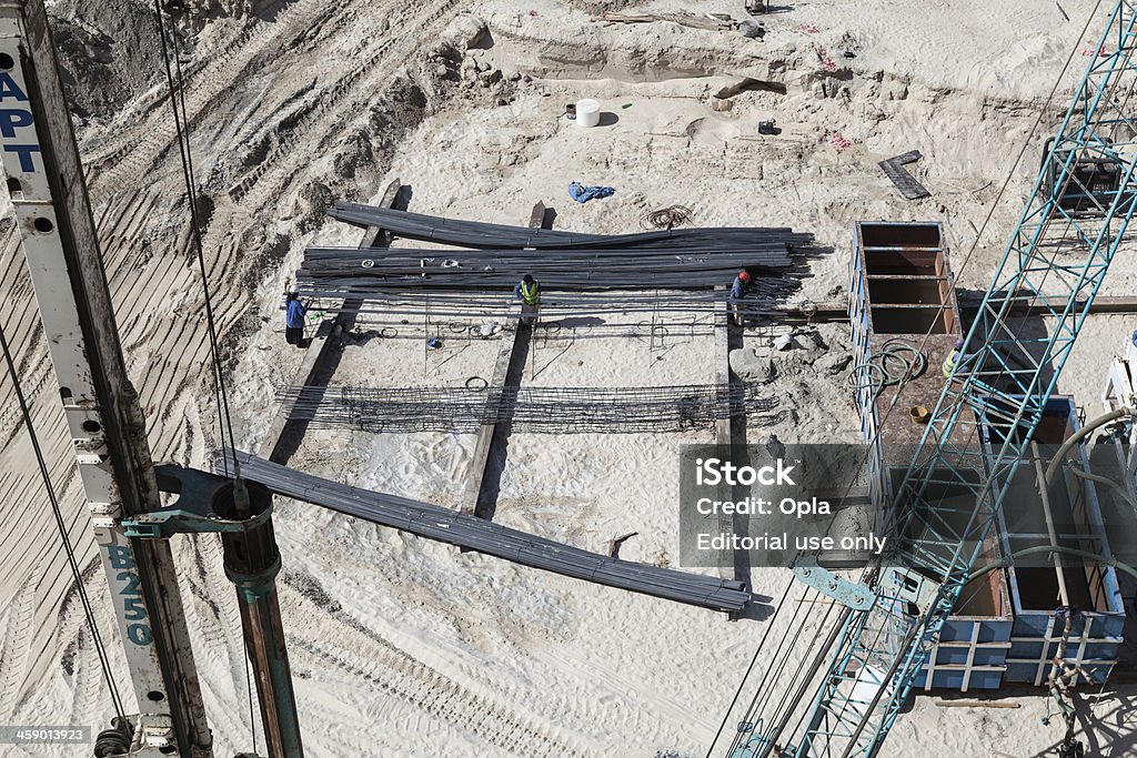 construcion de Dubai de los trabajadores - Foto de stock de Anudar libre de derechos