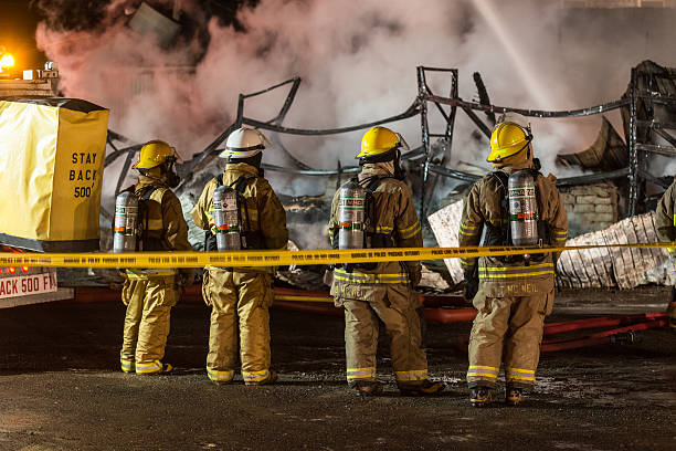 quatre pompiers - editorial safety in a row industry photos et images de collection