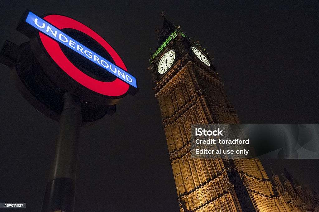Big Ben et un panneau de métro de Londres de nuit - Photo de Angleterre libre de droits