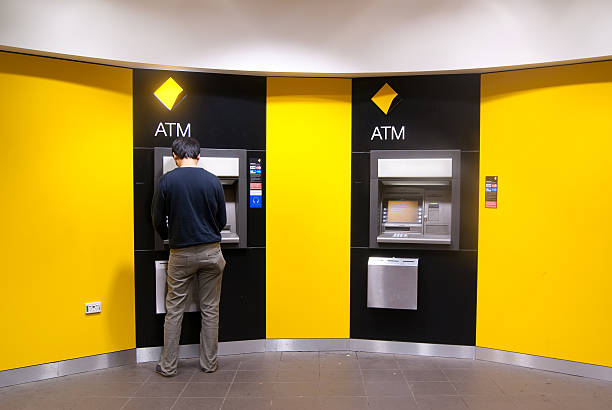 commonwealth bank cajeros automáticos - named financial services company fotografías e imágenes de stock