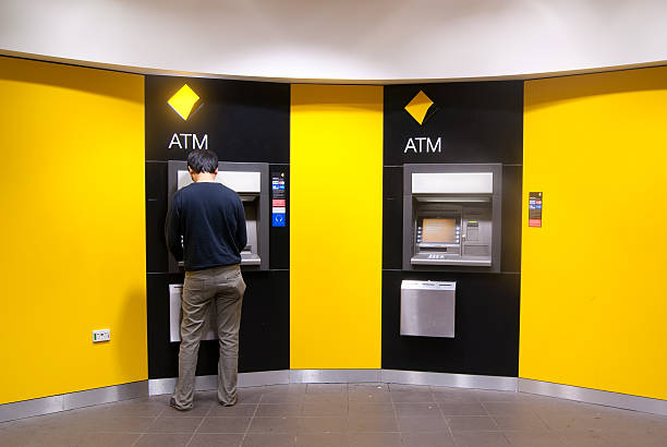 コモンウェルス銀行、atm - named financial services company ストックフォトと画像