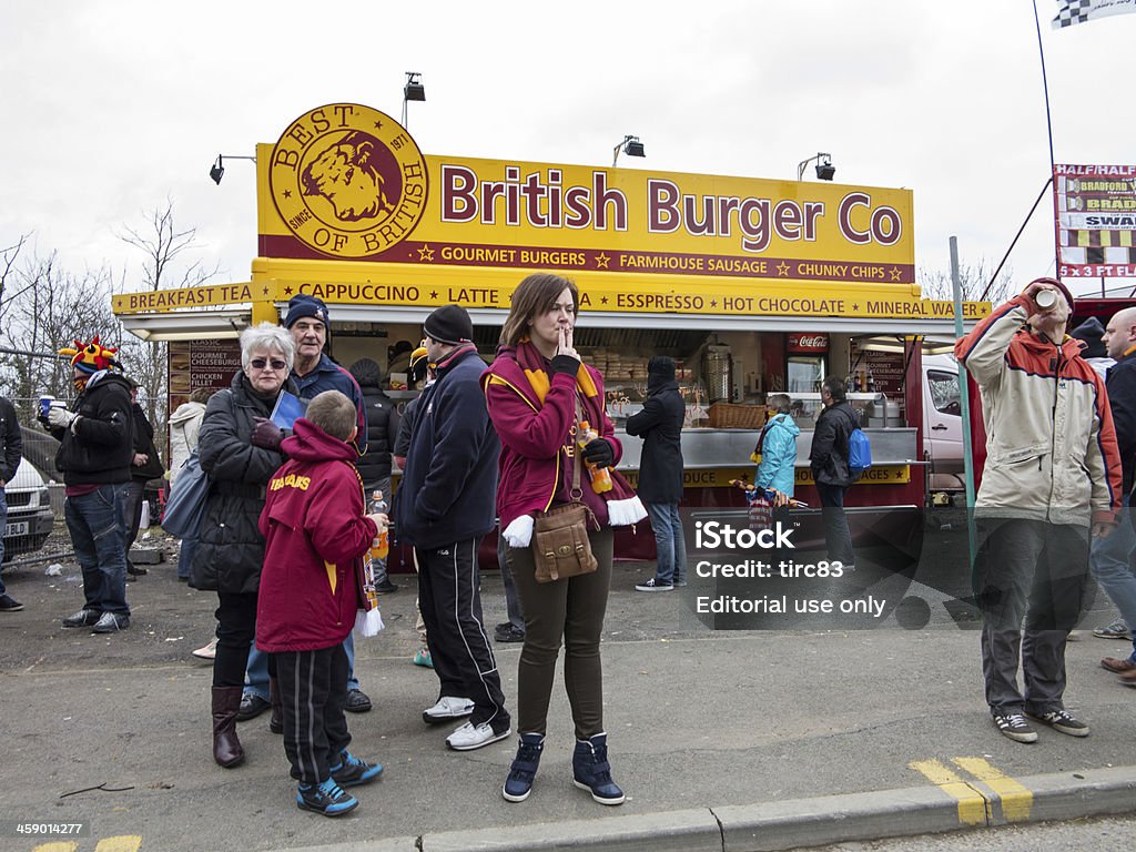 supporters de Football dans des stands de fast-food outlet - Photo de Acheter libre de droits