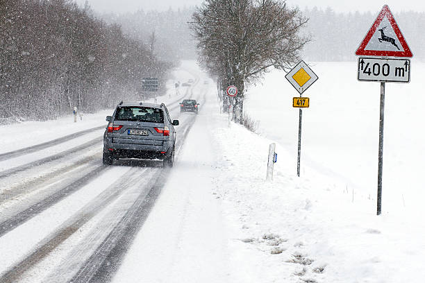 bmw x3 na drogi w ciężki śnieg spadają - car winter road reflector snow zdjęcia i obrazy z banku zdjęć