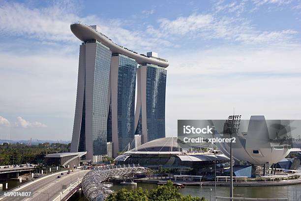 Foto de O Icônico Marina Bay Sands Hotel Em Cingapura e mais fotos de stock de Aposta - Aposta, Arquitetura, Arranha-céu